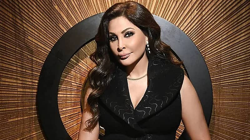 ردة فعل إليسا مع معجب حاول احتضانها بقوة تشعل مواقع التواصل.. فيديو