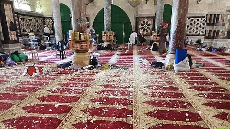 معتكفون يشرعون بتنظيف "الأقصى" بعد انسحاب قوات الاحتلال