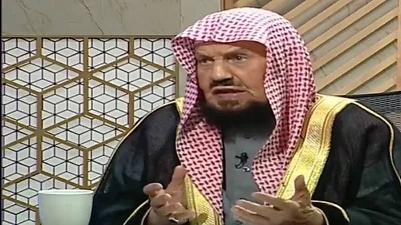 بالفيديو.. حكم صلاة الرجل الذي لا يعاني من أي عذر شرعي في بيته