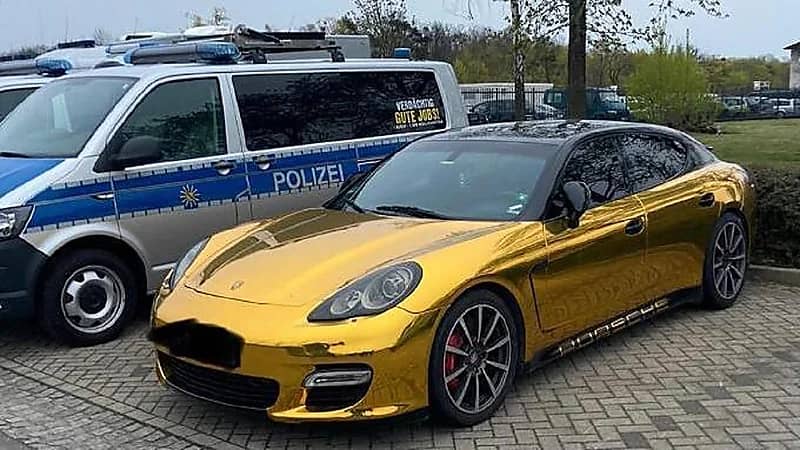 شاهد.. مالك سيارة بورش ممنوع من قيادتها بسبب لونها