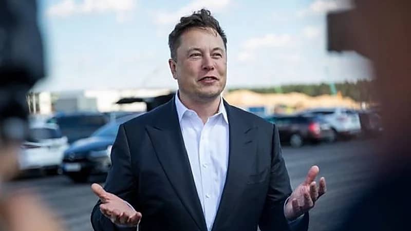 إيلون ماسك يتراجع عن قراره ويبيع ملايين من أسهم "تسلا"