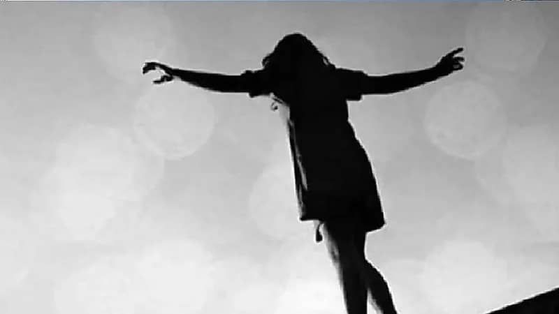 فتاة تقفز من الدور الرابع بعد علمها برغبة زوجها في الزواج من أخرى