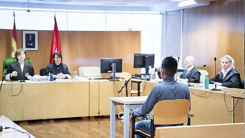 سجن شاب اقتلع عين ممرضة بسبب كمامة