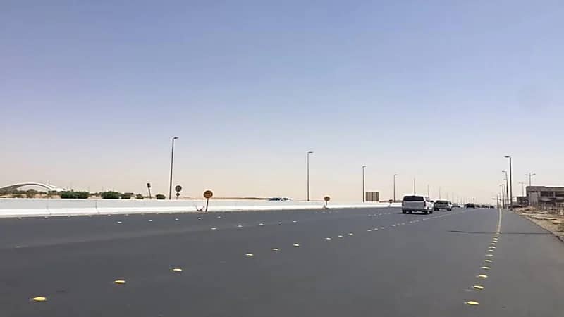 «المرور» يتفاعل مع مخالفة للشاحنات على طريق الثمامة