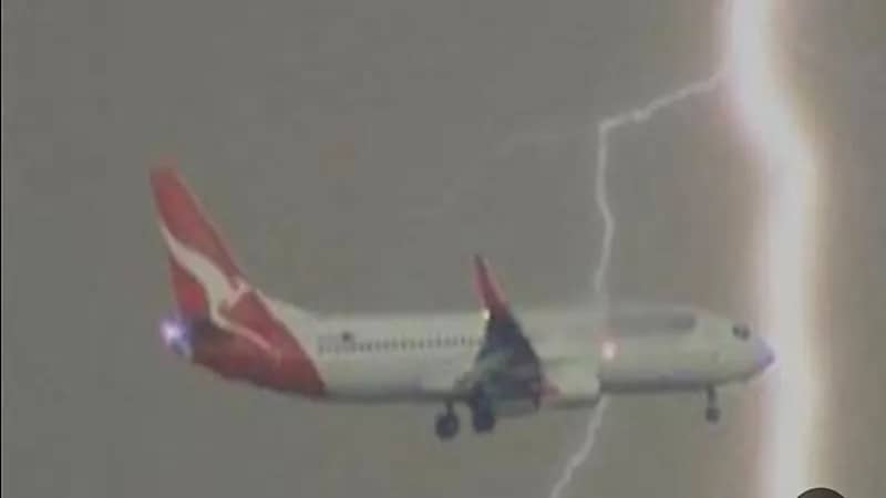 شاهد.. صاعقة تضرب طائرة خلال هبوطها في مطار أنطاليا