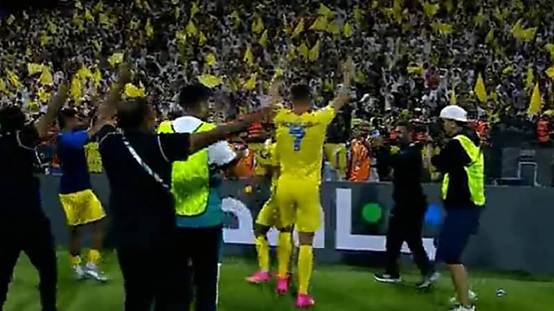 رونالدو يرقص فرحًا مع جمهور النصر بعد الفوز ببطولة الأندية العربية .. فيديو