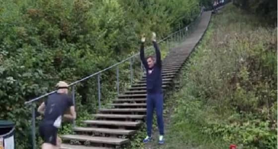 بالفيديو.. شاب يذهل المتابعين بسرعته في صعود سلم من مئات الدرجات في دقيقة