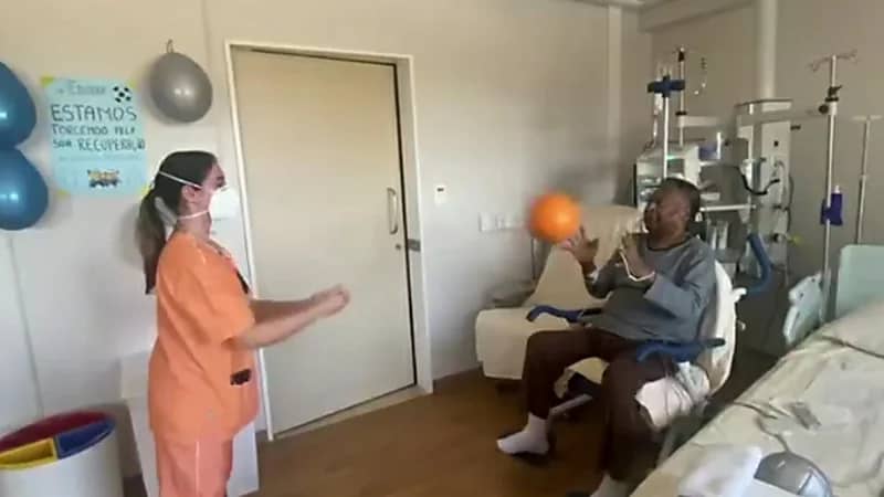 شاهد.. "بيليه" يخوض العلاج الطبيعي بالكرة