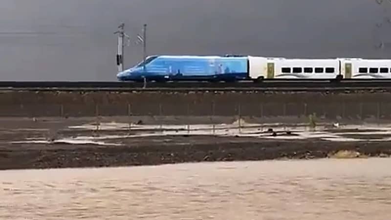 قطار الحرمين يمر بانسيابية بعد سقوط الأمطار بـ المدينة المنورة .. فيديو