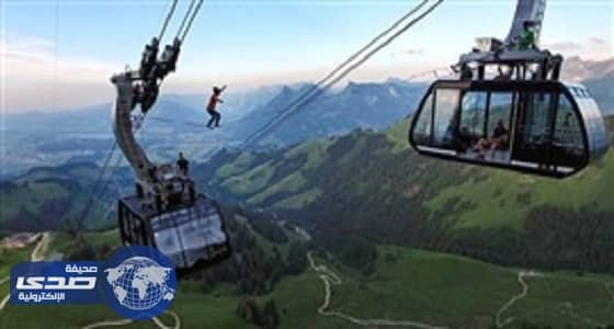 بالصور.. شاب يسير على أسلاك التلفريك دون خوف
