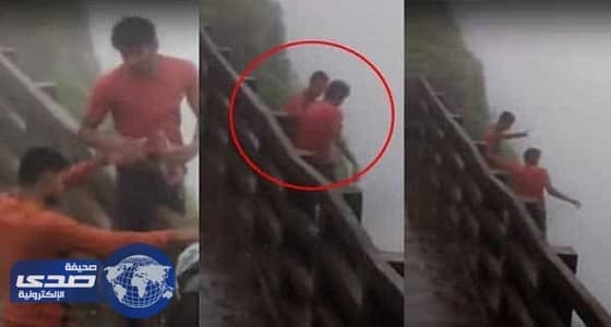 ⁠⁠⁠⁠⁠بالفيديو.. مزاح شابين مخمورين يودي بحياتهما من أعلى شلال