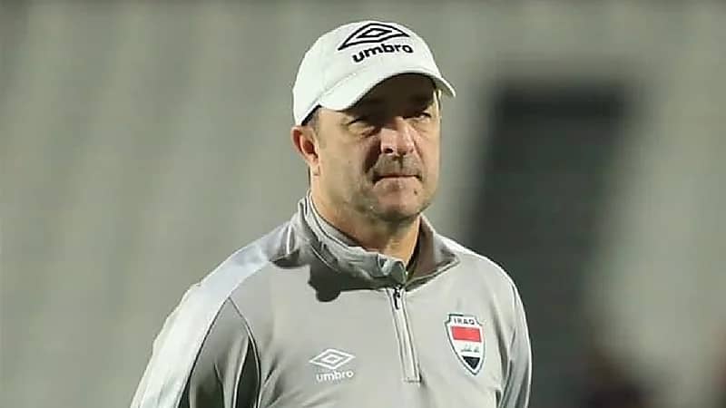 مدرب المنتخب العراقي يعتذر بعد تدخله لمنع لاعب من تسديد ركلة جزاء