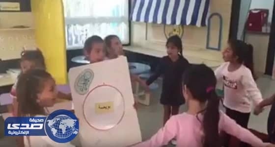 بالفيديو والصور.. معلمة تعلم الأطفال طريقة تخصيب البويضة بصورة فاضحة