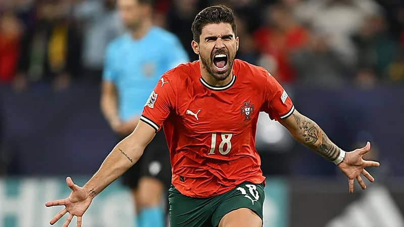 نيفيز الهلال يحسم البطولة للبرتغال