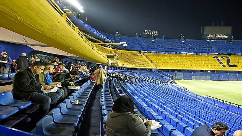 نادِِ أرجنتيني يفتح مدرجاته للصلاة وإفطار المسلمين