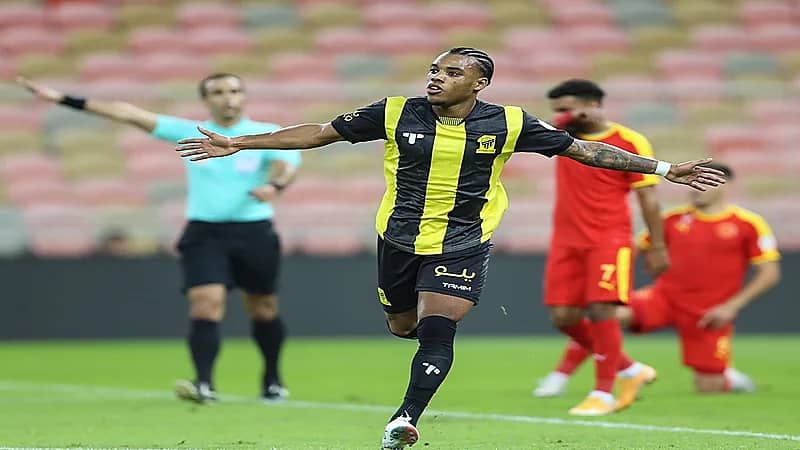 لاعب الاتحاد يكشف سر لقبه المخطوف من غوميز وقميص رونالدو