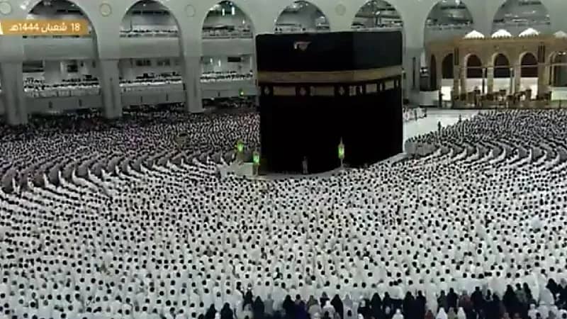 لقطات روحانية لجموع المصلين أثناء تأديتهم صلاة الفجر في الحرم المكي