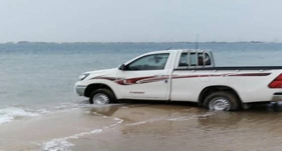 بالصور.. إخراج سيارة عالقة في منطقة المد والجزر بالهافمون