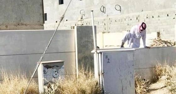 طلاب جامعة الطائف يلجأون لـ " أسوارها " اختصارا للوقت