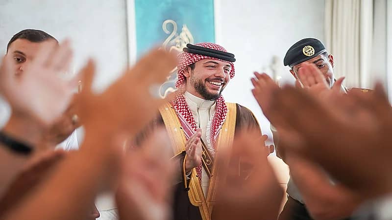 أقارب ولي عهد الأردن يقيمون له حمام العريس (فيديو)