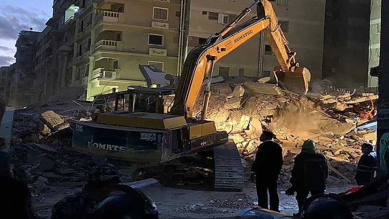 خروج رضيعة حية من تحت أنقاض العقار المنهار بمصر