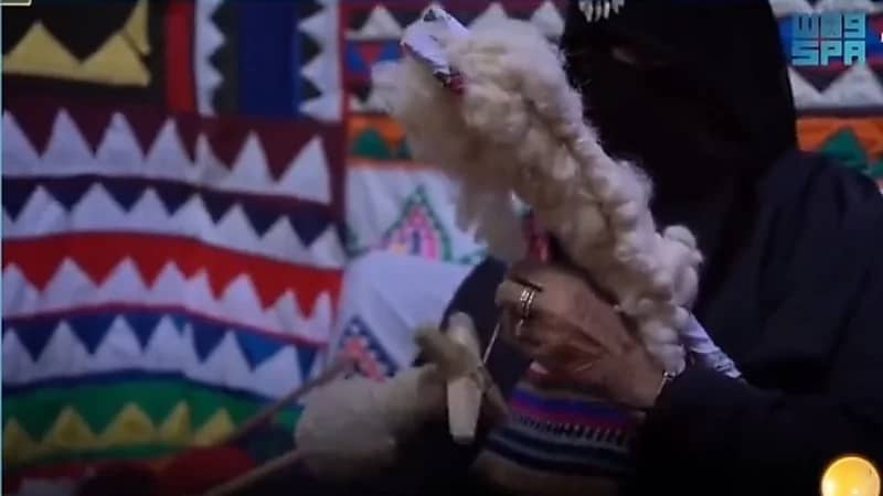 بالفيديو.. مواطنة تروي قصتها مع حياكة السدو