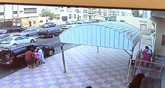 موقف إنساني لحارس مدرسة مع طالبة من ذوي الاحتياجات الخاصة