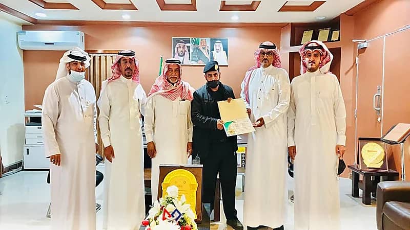 بالصور.. مجمع تعليمي بالطائف يكرم رجل أمن