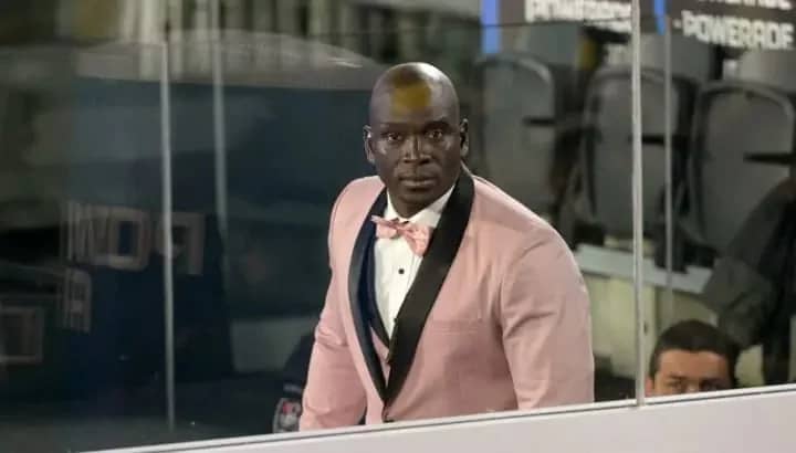 كاستيلو يخطف الأنظار ببدلة وردية على خط التماس أمام ريفر بليت