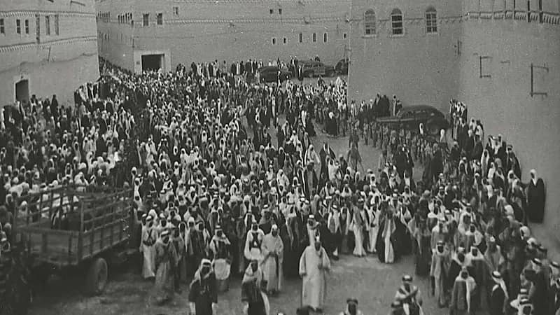 صورة تاريخية للملك عبدالعزيز بعد أدائه صلاة الجمعة بالرياض قبل 88 عامًا