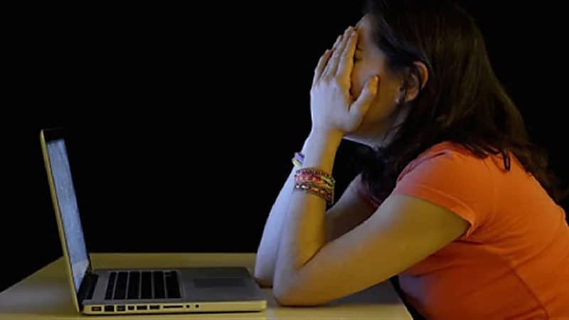 بالفيديو.. فتاة تتعرض للابتزاز على مواقع التواصل الاجتماعي