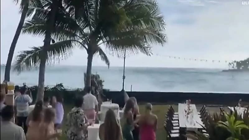 شاهد.. أمواج هائلة تحطم حفل زفاف وتفسده