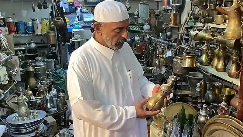 شاهد .. سعودي يجمع المقتنيات التراثية بجدة التاريخية منذ 40 عامًا