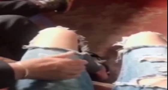 فيديو طريف لجدة رأت حفيدها يرتدي " جينز ممزق "