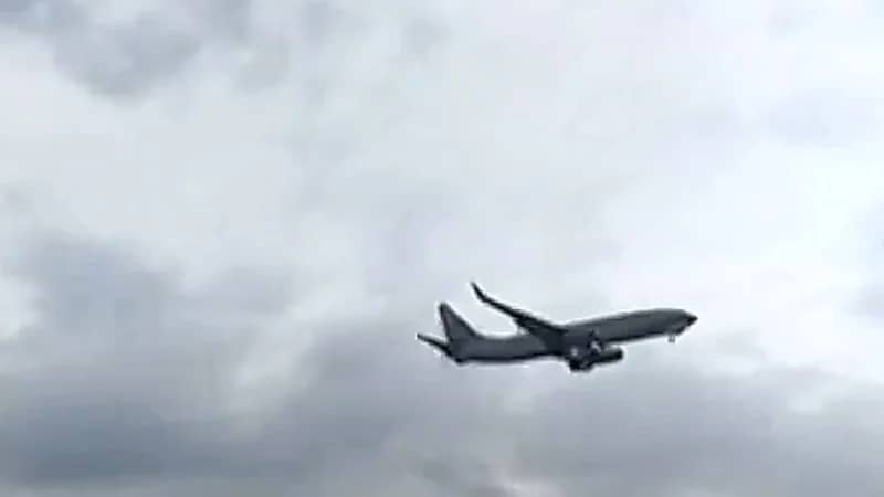 وفاة شخص وإصابة آخرين على متن طائرة تابعة للخطوط الجوية السنغافورية .. فيديو