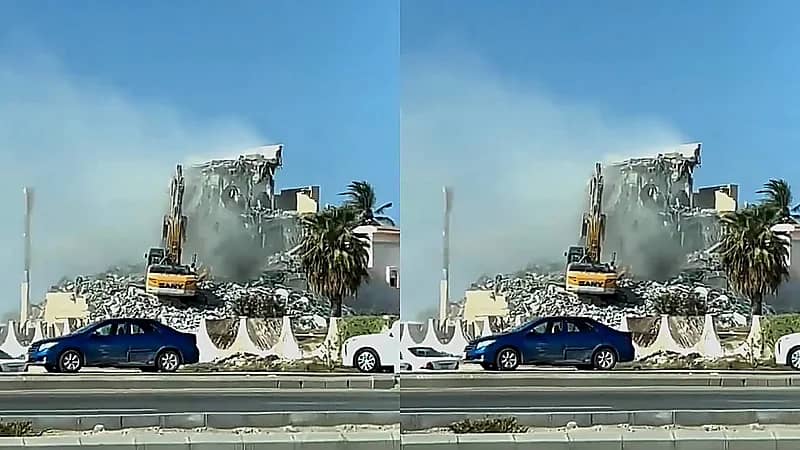 لحظة إزالة أحد القصور المخالفة في أبحر الشمالية .. فيديو