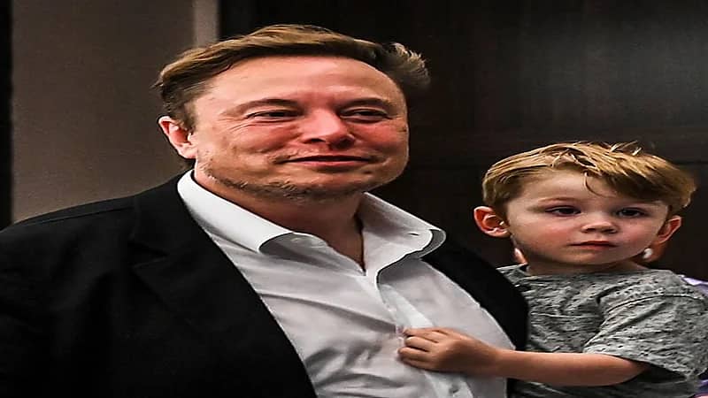 شاهد.. ابن إيلون ماسك يخطف الأنظار في ظهور نادر له