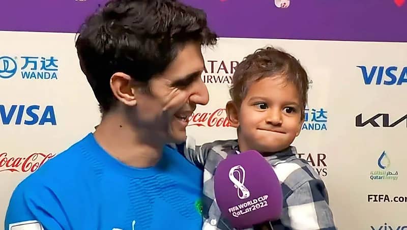 بالفيديو و الصور .. نجل حارس منتخب المغرب يلعق الميكرفون في بث تلفزيوني