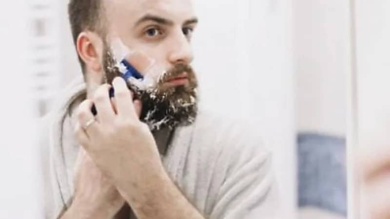 عادات خاطئة يرتكبها الرجال عند الحلاقة تسبب مشاكل