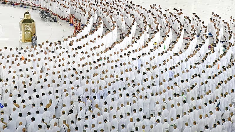 فيديو..أول صلاة في المسجد الحرام بعد إلغاء التباعد