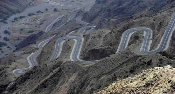 لحظات صعبة على سائق شاحنة كادت أن تسقط من قمة جبل بأبها