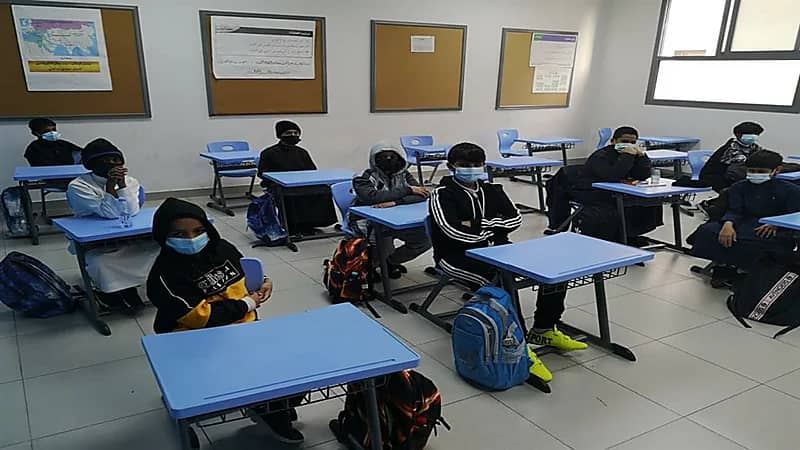 بالصور.. المدارس تستقبل طلاب المرحلة الابتدائية ورياض الأطفال بالورود