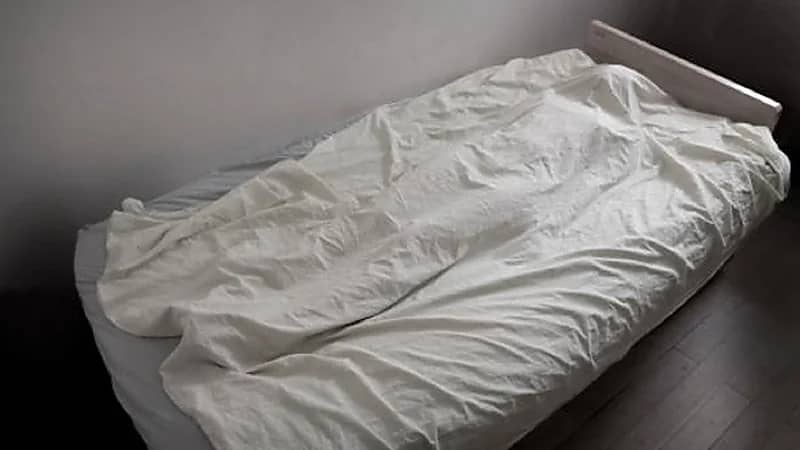 3 أشقاء يعيشون مع جثمان شقيقهم الأصغر لمدة عام!