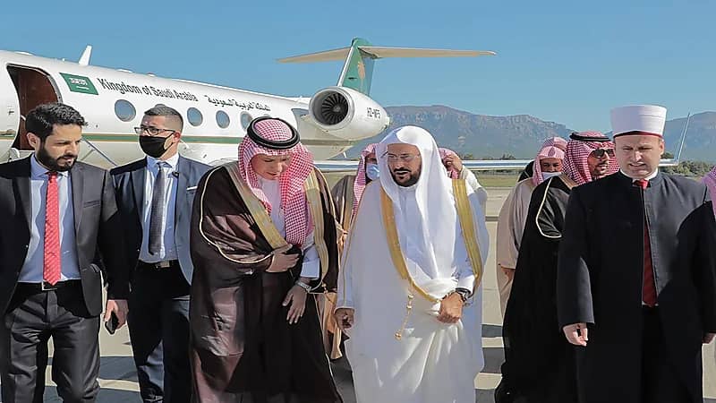 بالفيديو والصور.. وزير الشؤون الإسلامية يجري زيارة لألبانيا