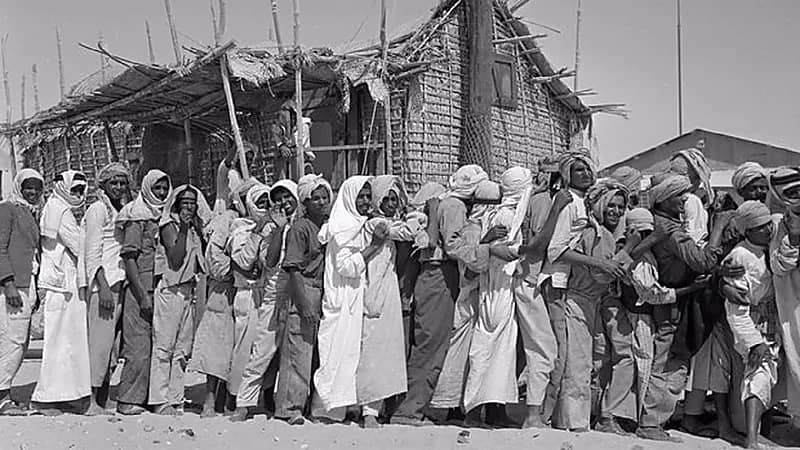 صورتان قديمتان لموظفين يصطفون عند نافذة تسليم الرواتب بأرامكو