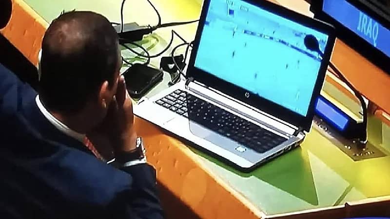 صورة دبلوماسي عراقي يشاهد مباراة كرة قدم أثناء اجتماع الأمم المتحدة