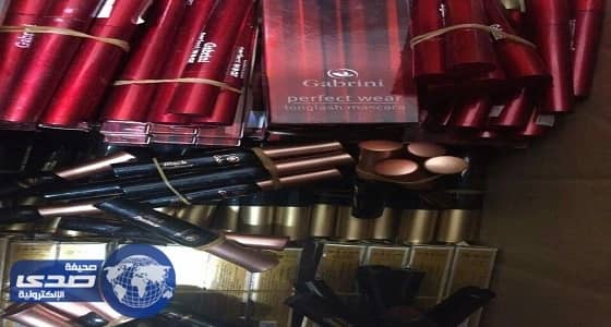 ⁠⁠⁠⁠⁠بالصور.. " التجارة " تضبط 111 ألف مستحضر تجميل منتهي الصلاحية بالرياض