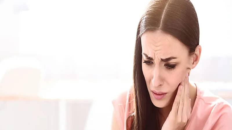 سبب يؤدي إلى ألم في الوجه والفك غير "آلام الضرس"