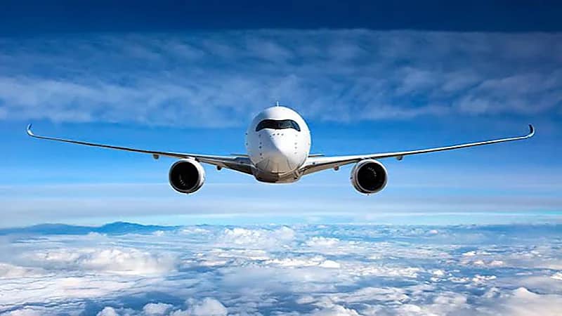 مشاجرة حادة بين راكبة ومضيف طيران تنتهي بهبوط اضطراري واعتقال