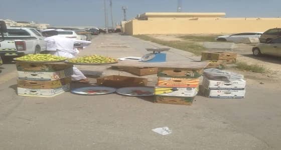 بالصور.. مصادرة بضائع للباعة الجائلين شرق الدمام